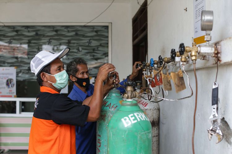 Pengisian tabung oksigen untuk keperluan medis di UD Berkah, Depok, Jawa Barat, Jumat (30/7/2021). Yayasan Khadimul Ummah Madani bekerjasama denagn UD Berkah menyelenggarakan pengisian tabung oksigen gratis setiap Jumat.