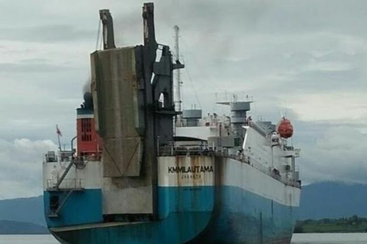 KM Mila Utama yang berlayar dari pelabuhan Surabaya tujuan Nusa Tenggara Timur (NTT) tertahan di Pelabuhan Bima karena mengalami kerusakan mesin (treable enziene) saat melintas di wilayah perairan Sulawesi (sekitar kepulauan Sailus), tepatnya pada 36 Notik Mil Pelabuhan Bima, Nusa Tenggara Barat (NTB), Jumat (3/2/2017).