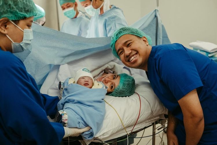 Selamat, Joshua Suherman dan Clairine Clay Dikaruniai Anak Pertama