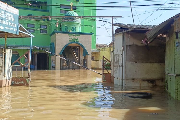Kondisi Jakan Raya Dayeuhkolot, yang tergenang banjir luapan sungai Citarum setinggi 1,5 meter Jumat (5/12/2025)