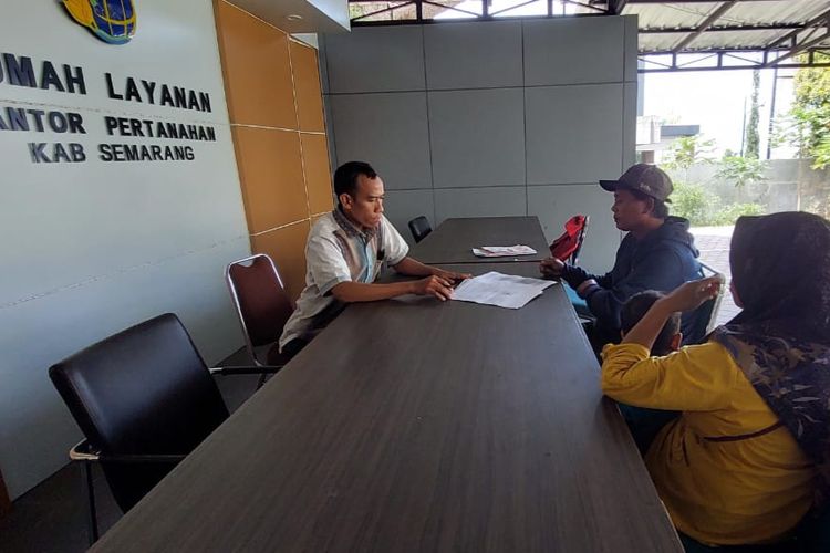Warga Kecamatan Sumowono Kabupaten Semarang mengecek status sertifikat milik mereka yang dijadikan jaminan utang.