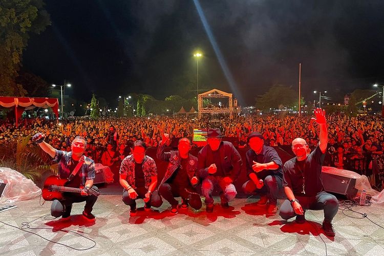 Bupati Wonogiri Joko Sutopo berfoto bersama dengan grup band Padi Reborn sebelum tampil menghibur ribuan warga di Alun-alun Giri Krida Bakti Wonogiri, Sabtu (13/8/2022).