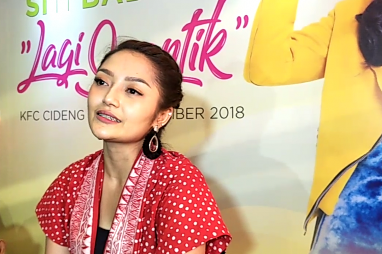 Penyanyi dangdut Siti Badriah saat ditemui di peluncuran album Lagi Syantik di sebuah restoran cepat saji di kawasan Cideng, Jakarta Pusat, Kamis (6/8/2018).