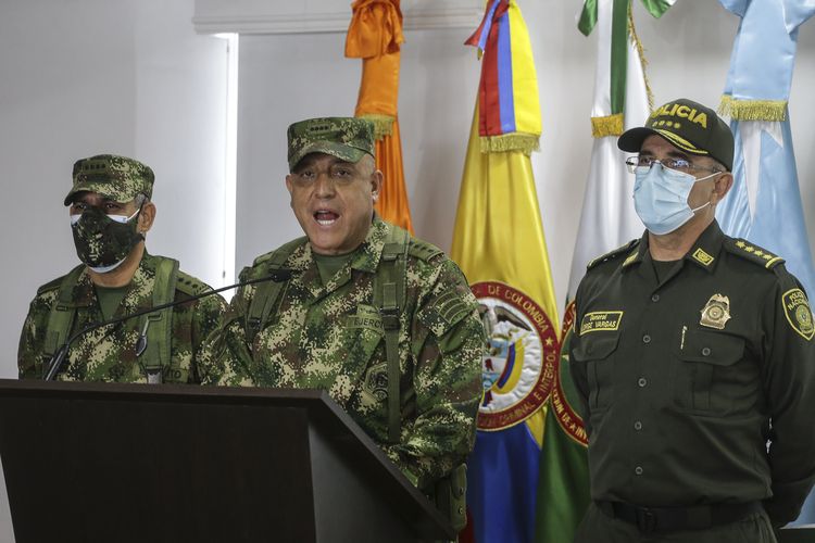 Komandan Angkatan Bersenjata Kolombia Jenderal Luis Fernando Navarro (tengah), Kepala Polisi Nasional Jenderal Jorge Luis Vargas (kanan), dan Komandan Tentara Jenderal Eduardo Zapateriro, dalam konferensi pers di Bogota, Kolombia, pada Jumat (9/7/2021), terkait dugaan terlibatnya sejumlah mantan tentara Kolombia dalam pembunuhan Presiden Haiti Jovenel Moise.