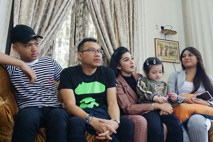 Artis musik Anang Hermansyah bersama Ashanty Siddik, Azriel, Aurelie dan Arsy di kediaman mereka di kawasan Cinere, Depok, Jawa Barat, Jumat (7/6/2019).