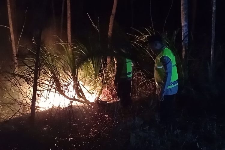Kebakaran Tengah Malam di Kebumen, Polisi dan Warga Padamkan Kobaran Api Pakai Alat Seadanya