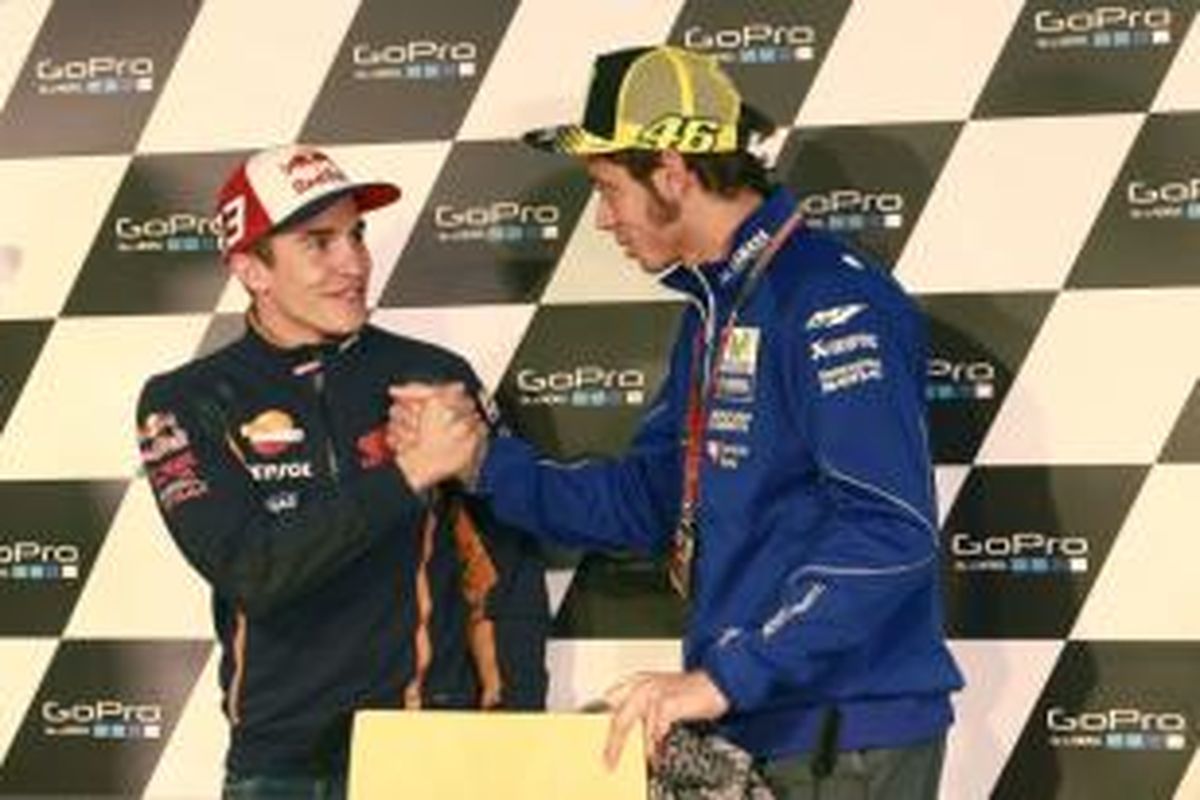 Pebalap Movistar Yamaha asal Italia, Valentino Rossi (kanan), bersalaman dengan pebalap Repsol Honda asal Spanyol, Marc Marquez, pada jumpa pers jelang GP Jerman di Sirkuit Sachsenring, Kamis (9/7/2015).