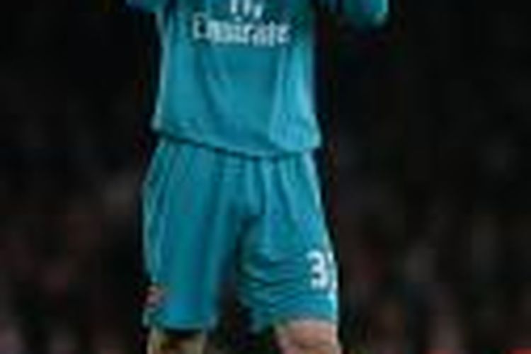 Petr Cech membalas aplaus suporter di Stadion Emirates seusai Arsenal menang atas Newcastle, Sabtu (2/1/2016).