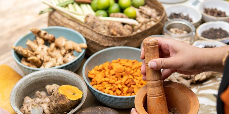 The process of making traditional herbal drinks in Indonesia. 