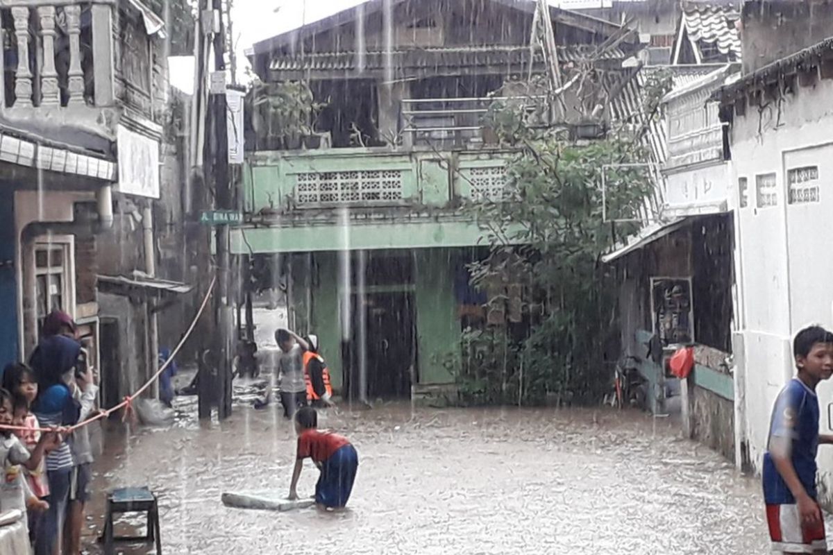 Ketinggian banjir di Jl. Bina Warga, Rajawati, Jakarta Selatan telah mencapai 1,5 meter   pukul 16.15 WIB pada Senin (5/2/2018).