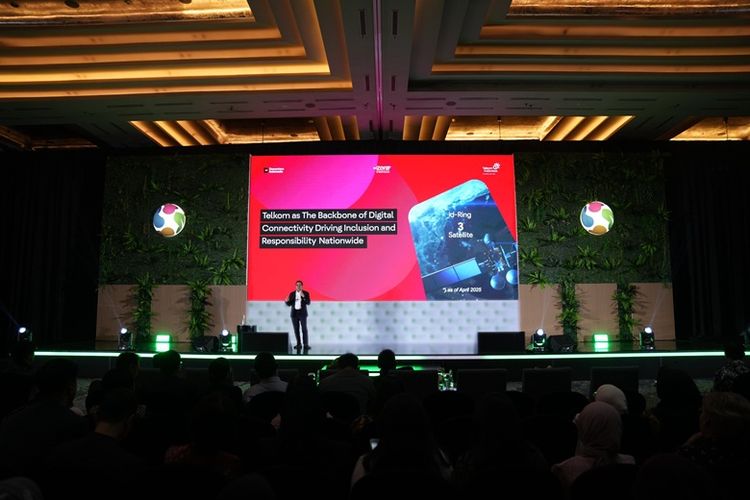Wakil Direktur Utama Telkom Indonesia Muhammad Awaluddin saat menyampaikan paparan pada acara Katadata Sustainability Action for the Future Economy (SAFE) 2025 yang digelar pada Kamis (11/9/2025).