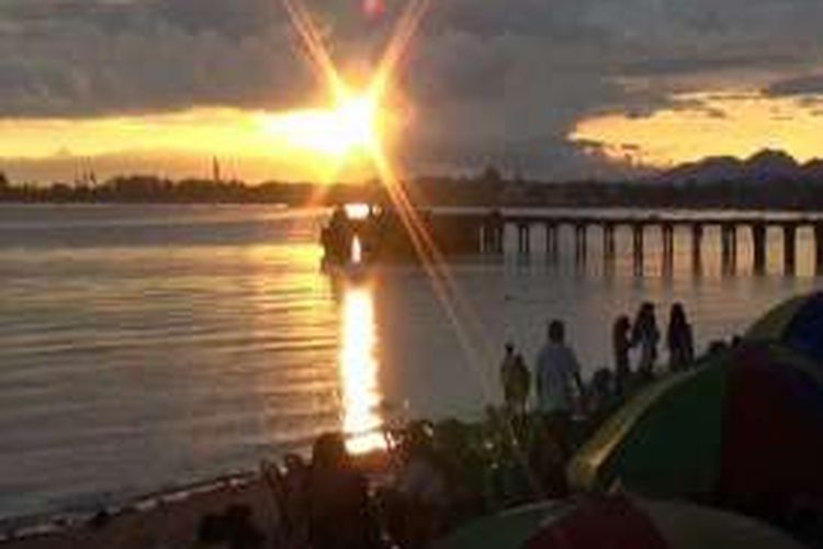 Pantai Sarampu dan Pantai Bahari menjadi tempat paling favorit untuk menikmati waktu menunggu buka puasa  di Polewali Mandar, Sulawesi Barat.