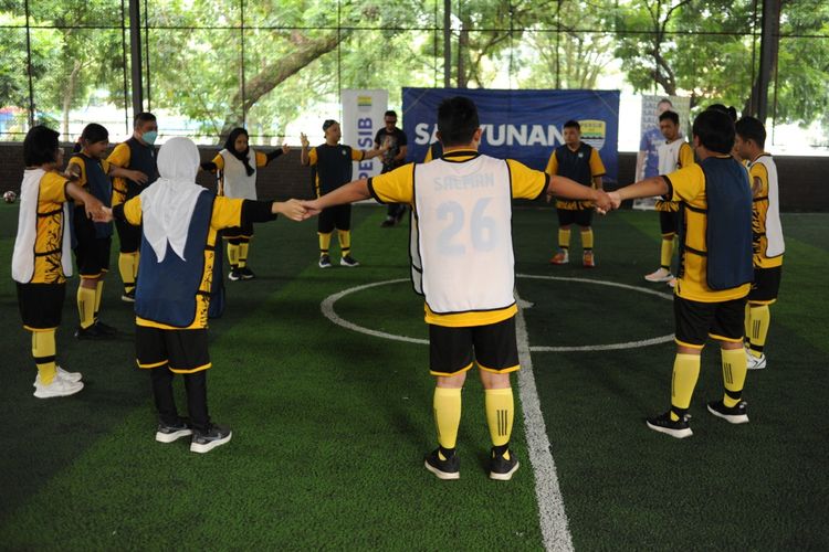 Persib menggelar sauyunan bertajuk #SepakbolaUntukSemua dengan bermain sepak bola bersama anak-anak penyandang down syndrome di Lapangan Futsal Tirtawening Kota Bandung, Selasa (29/3/2022).