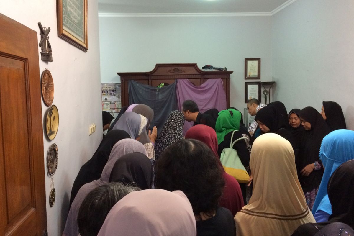 Suasana rumah duka Italia Chandra Kirana Putri (22) yang jadi korban penembakan pelaku curanmor ramai didatangi kerabat dan saudara di perumahan Bugel Indah, Karawaci, Kota Tangerang, Selasa (13/6/2017) pagi.
