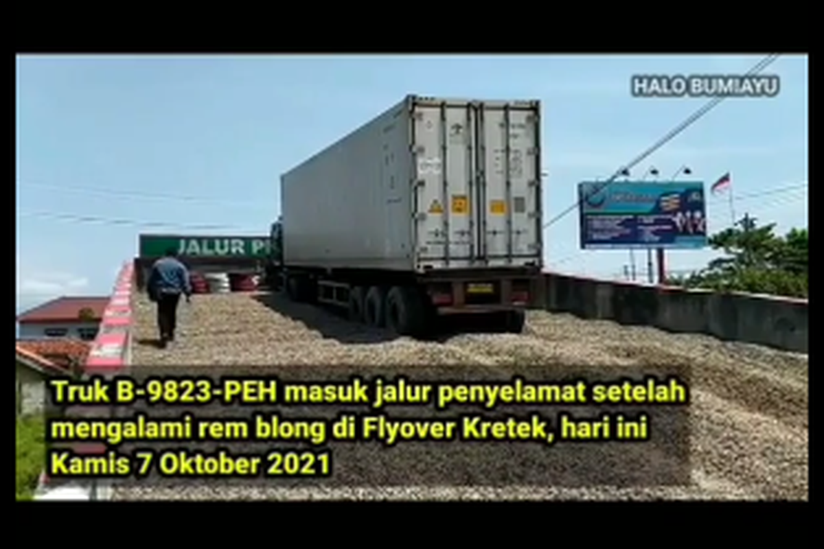 Tangkapan layar video truk yang mengalami rem blong masuk ke jalur penyelamat.