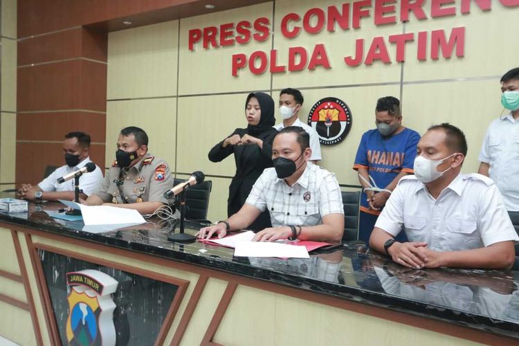 Kombes Pol Darminto Kabid Humas Polda Jawa Timur Saat Memberikan Keterangan pers Rilis di Mapolda Jatim, Rabu (23/2/2022).