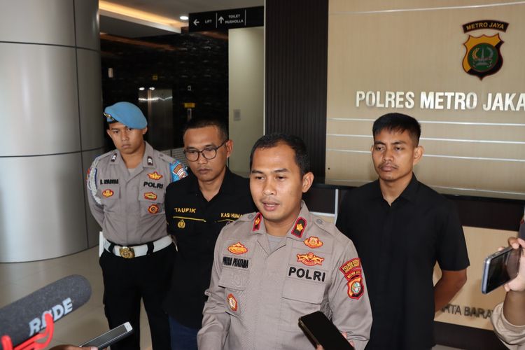 Kapolsek Tambora Kompol Putra Pratama saat berbicara di depan media soal penggerebekan mess PSK di Jakarta Barat, Sabtu (19/3/2023). 