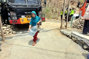 Sakit Jantung, Sugiyati Tetap Berjalan 3 Kilometer demi Air Bersih