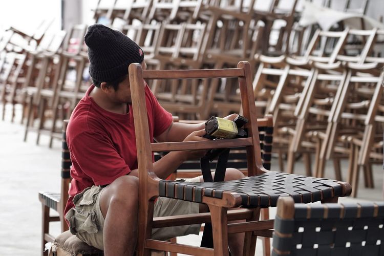 Karyawan CV Krudut asal Solo, Jawa Tengah sedang menyelesaikan produk furnitur. CV Krudut merupakan pabrik furnitur spesialis kursi kulit yang kini produknya telah diekspor ke berbagai belahan dunia. 