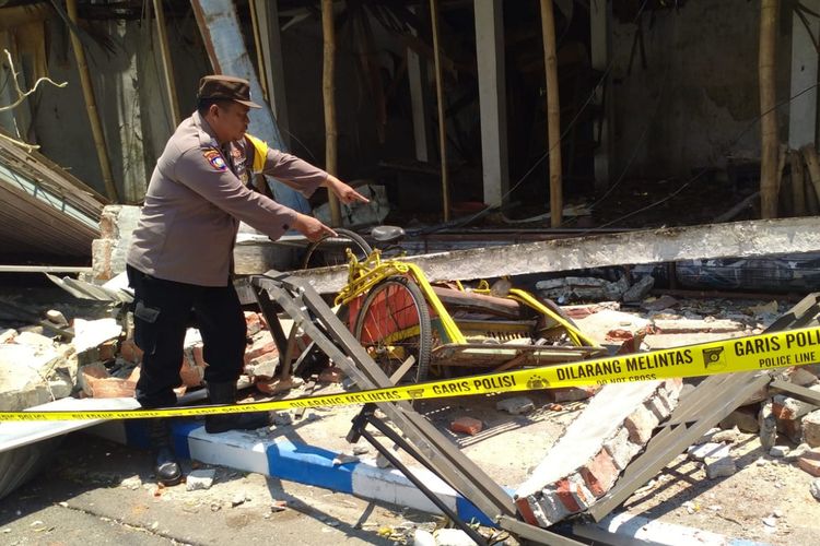 Polisi melakukan olah TKP terkait ambruknya bangunan di jalan Wahid Hasyim Jombang, Jawa Timur, Minggu (8/10/2023). Kejadian itu menyebabkan seorang tukang tewas akibat tertimpa dan tertimbun material bangunan.