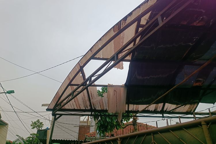 Rumah warga yang atapnya rusak karena tertimpa atap rumah Ana (56) yang terbang akibat angin kencang di Jalan Cimerak Tengah, Duren Sawit, Jakarta Timur, Selasa (26/12/2023).