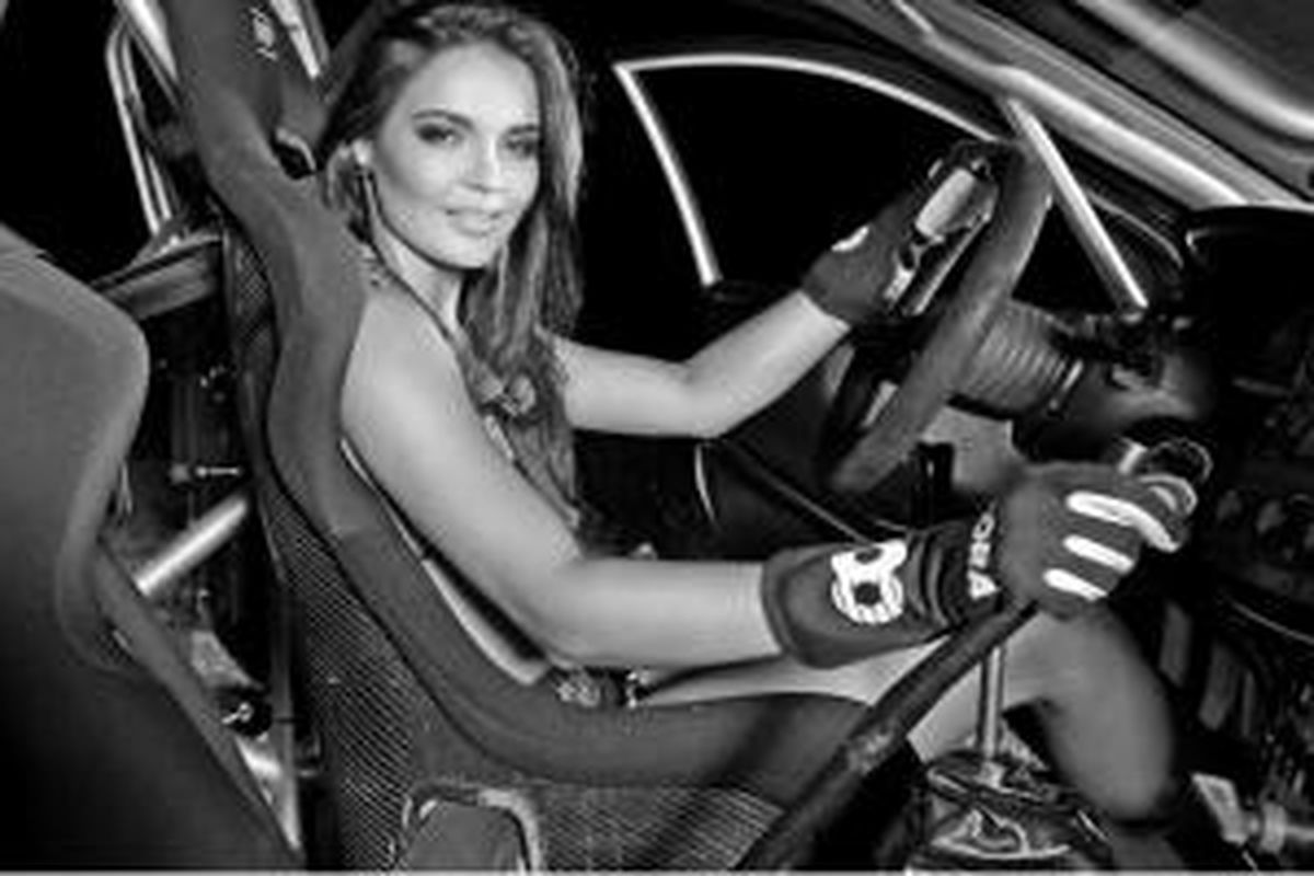 Inessa Tushkanova, model Playboy yang jago jinakan mobil reli.