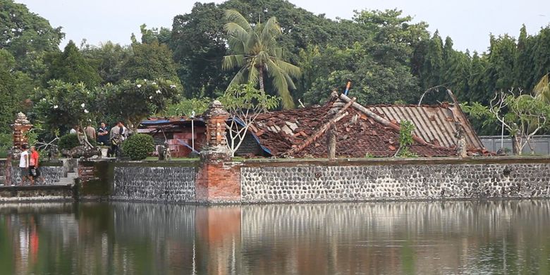 Inilah Bale Kambang, bagunan bersejarah yang berada di areal Taman Mayura, yang roboh karena angin kencang. Bale Kambang dibangun pada abad 17 atau 1744 silam.