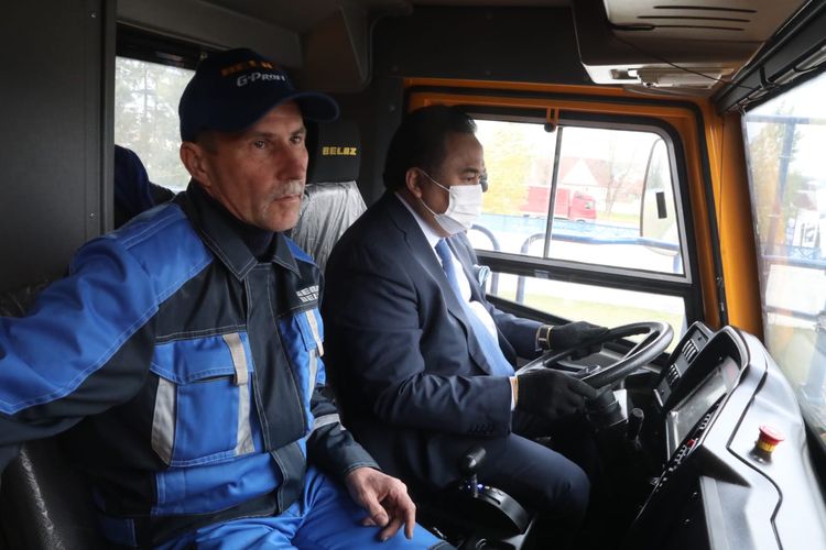 Rachmat Gobel menyetir dump truck di Belarusia, Sabtu (23/10/2021).