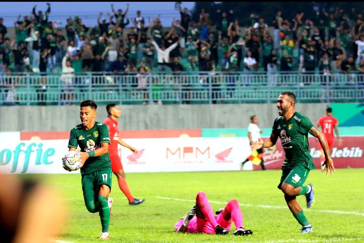 Pemain Persebaya Surabaya Ahmad Nufiandani selebrasi seusai menjebol gawang Borneo FC saat pertandingan pekan ke-22 Liga 1 2022-2023 yang berakhir dengan skor 3-2 di Stadion Gelora Joko Samudro Gresik, Jumat (3/2/2023) sore.