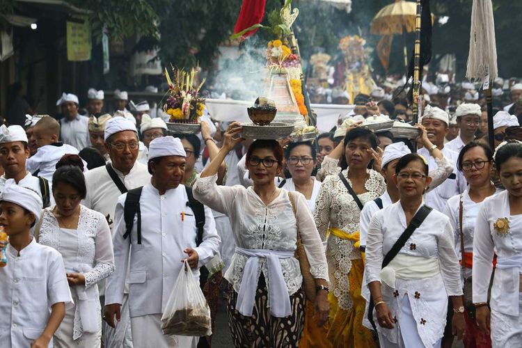 Umat Hindu berjalan menuju ke tempat berlangsungnya upacara Melasti di Surabaya, Jawa Timur, Minggu (3/3/2019). Upacara rangkaian Hari Raya Nyepi yang diikuti ribuan umat Hindu tersebut bertujuan untuk mensucikan diri secara lahir dan batin.