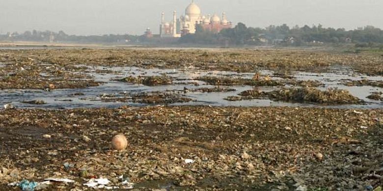 Sungai di dekat Taj Mahal dipenuhi limbah dan mengundang serangga yang meninggalkan noda di Taj Mahal.