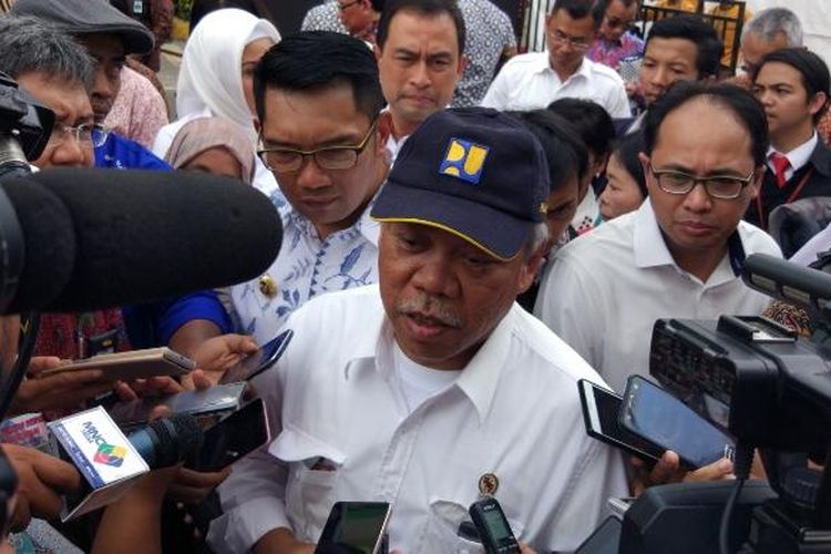 Menteri Pekerjaan Umum dan Perumahan Rakyat (PUPR) Basuki Hadimuljono dan Wali Kota Bandung Ridwan Kamil usai peresmian Jembatan Antapani di Bandung, Selasa (24/1/2017).