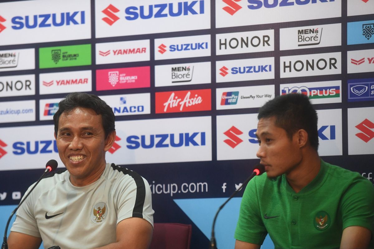 Pelatih timnas Indonesia Bima Sakti (kiri) didampingi pesepak bola timnas Evan Dimas (kanan) memberi keterangan pers menjelang laga lanjutan Piala AFF 2018 antara Thailand melawan Indonesia di Stadion Nasional Rajamangala, Bangkok, Thailand, Jumat (16/11/2018). 