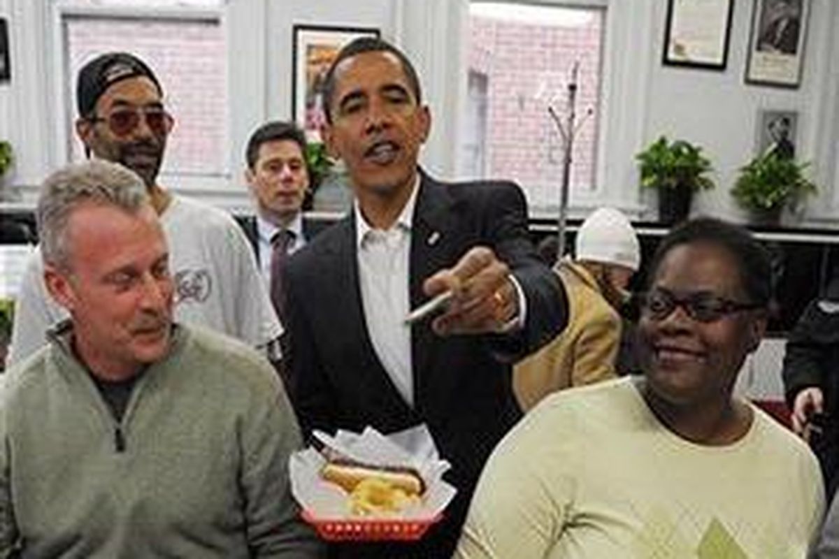 Barack Obama makan siang di restoran Ben's Chiili Bowl, Washington, Sabtu (10/1). 