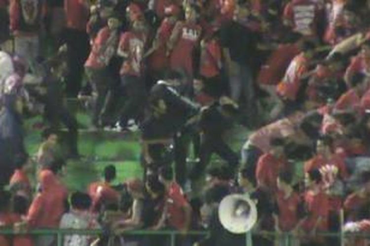 Suporter terlibat keributan di Stadion Manahan, Solo, Selasa, (15/4/2014).