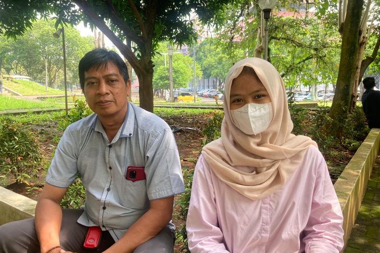 Yudin (50) dengan anaknya, Adelita, yang bakal mengikuti Ujian Tulis Berbasis Komputer (UTBK) di Universitas Indonesia (UI), Kota Depok, Kamis (23/4/2026).