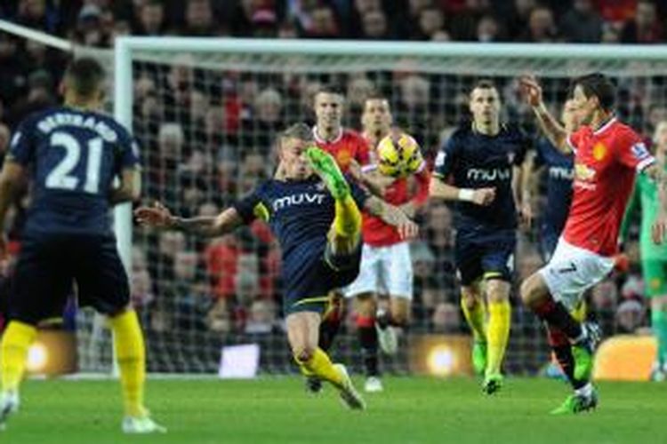 Gelandang Southampton, James Ward-Prowse (tengah) saat berupaya mengamankan bola dari kejaran gelandang Manchester United, Angel Di Maria, pada laga lanjutan Premier League di Old Trafford, Minggu (11/1/2015). 