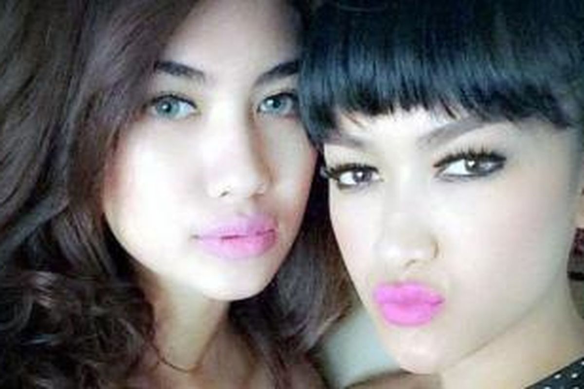 Della Wulan Astreani (kiri) dan Julia Perez atau Jupe