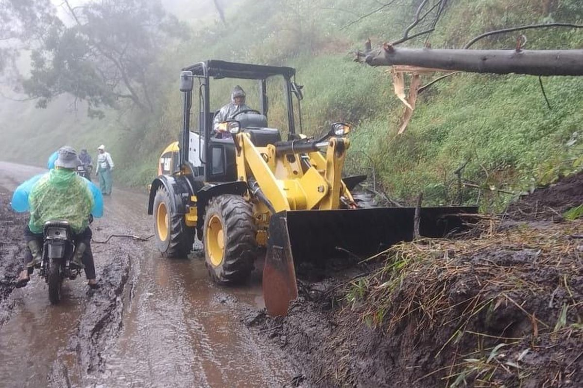 Jalur wisata ke Gunung Bromo akhirnya normal kembali setlah pihak Taman Nasional Bromo Tengger Semeru (TNBTS) mendatangkan buldoser untuk membersihkan material longsor di Bukit Dingklik, Desa Wonokitri, Kecamatan Tosari, Kabupaten Pasuruan, Rabu (12/02/2025) 