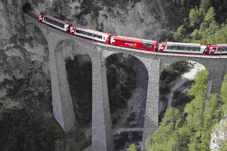 Ilustrasi kereta panorama Glacier Express di Swiss.