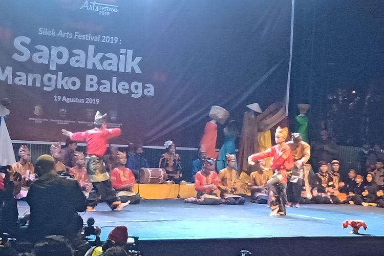 Atraksi silat diperagakan dalam Silek Arts Festival yang dirangkai dengan acara peluncuran ensiklopedia silek Minangkabau, Senin (19/8/2019) malam