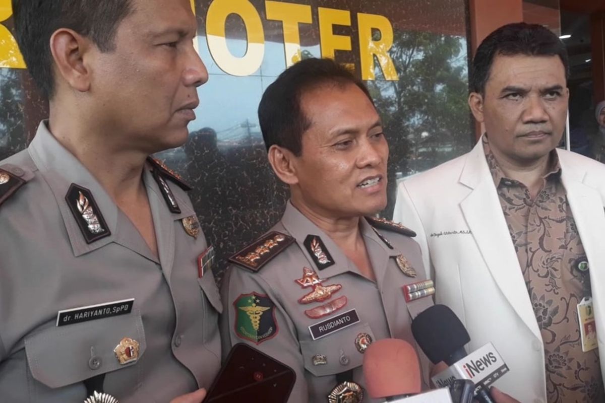 Kepala Rumah Sakit Polri Kramat Jati Kombes Rusdianto (Tengah) dalam wawancara dengan awak media di RS Polri Kramat Jati, Jakarta Timur, Jumat (27/9/2019).