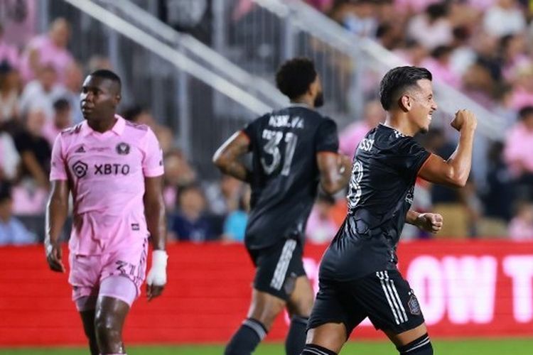 Amine Bassi (kanan) melakukan selebrasi setelah mencetak gol dalam pertandingan Inter Miami vs Houston Dynamo pada final US Open Cup 2023 di Stadion DRV PNK, Fort Lauderdale, Kamis (28/9/2023) pagi WIB. (Photo by Hector Vivas / GETTY IMAGES NORTH AMERICA / Getty Images via AFP)