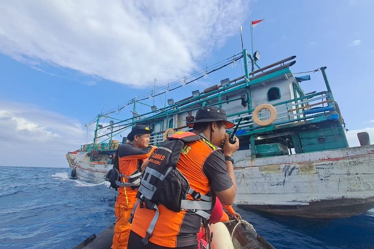 Tim SAR saat mencari awak kapal KM Hasil Laut Jaya di Pulau Gelasa, Bangka Tengah, Minggu (6/8/2023).
