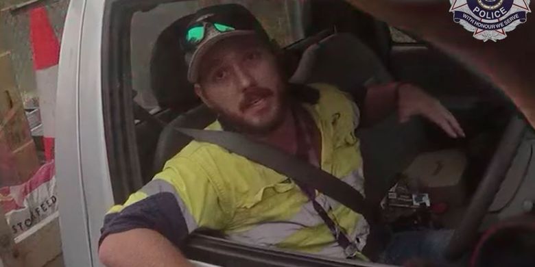 Seorang pengemudi truk yang diberhentikan kepolisian Queensland