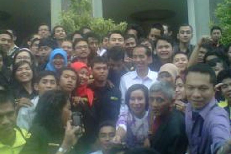 Jokowi saat berfoto dengan anggota mapala silvagama usai acara reuni emas fakultas kehutanan ugm