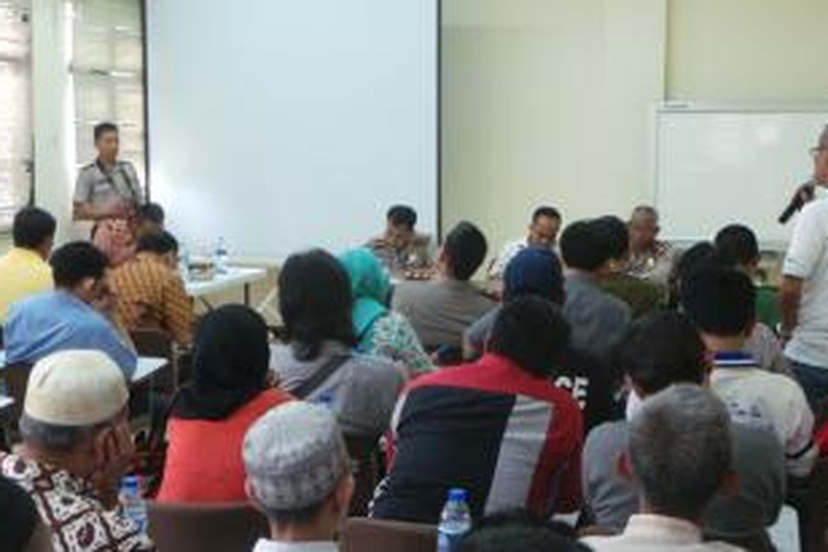 Pertemuan warga dan pemerintah serta aparat terkait kasus tawuran antar warga Kebon Singkong dan warga Cipinang Jagal di Jakarta Timur. Sabtu (2/5/2015).