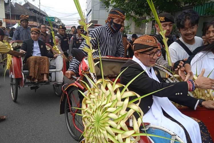 Sandiaga Uno dan Mas Gibran dalam arak-arakan menuju ke Balaikota Surakarta
