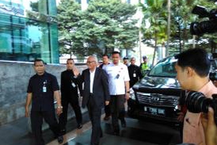 Pengacara OC Kaligis dijemput sejumlah petugas ke Gedung KPK, Jakarta, Selasa (14/7/2015).