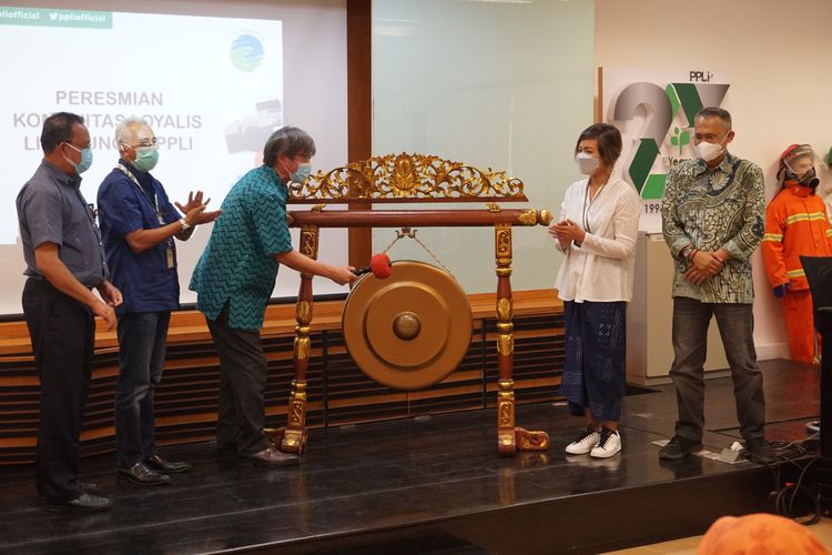 President Direktur PT PPLI melakukan pemukulan gong sebagai tanda terbentuknya mitra strategis PT PPLI, Komunitas Jurnalis Loyalis Lingkungan, Kamis (17/6/2021).